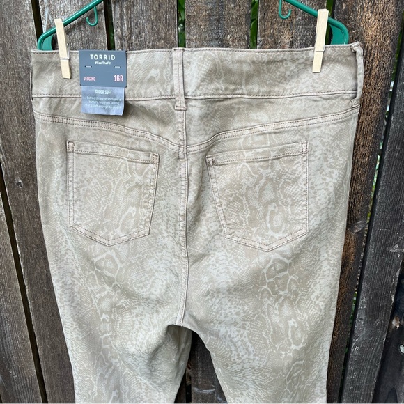 Torrid Jegging Skinny Super Soft High-Rise Jeans In Python Tan NWT Sz 16R - Picture 7 of 14